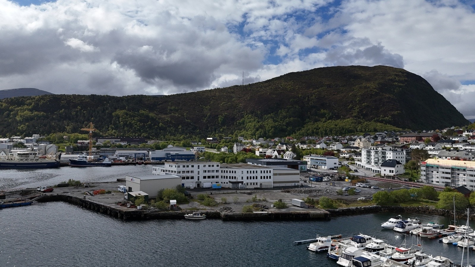 Sjønært med marina like ved tomtegrensen Galleribilde