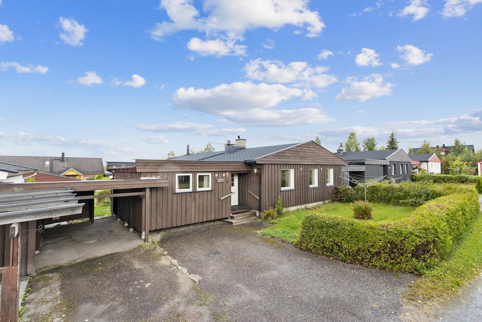 Inngangsparti og carport. Galleribilde