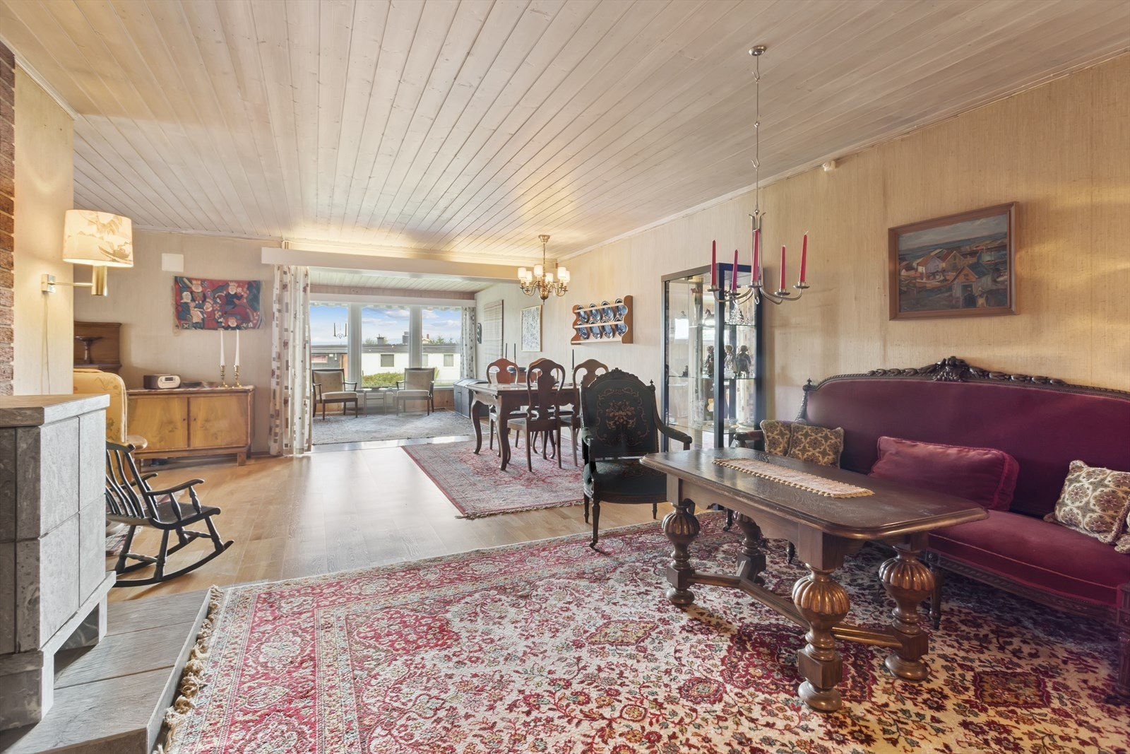 Romslig, lys stue. Galleribilde