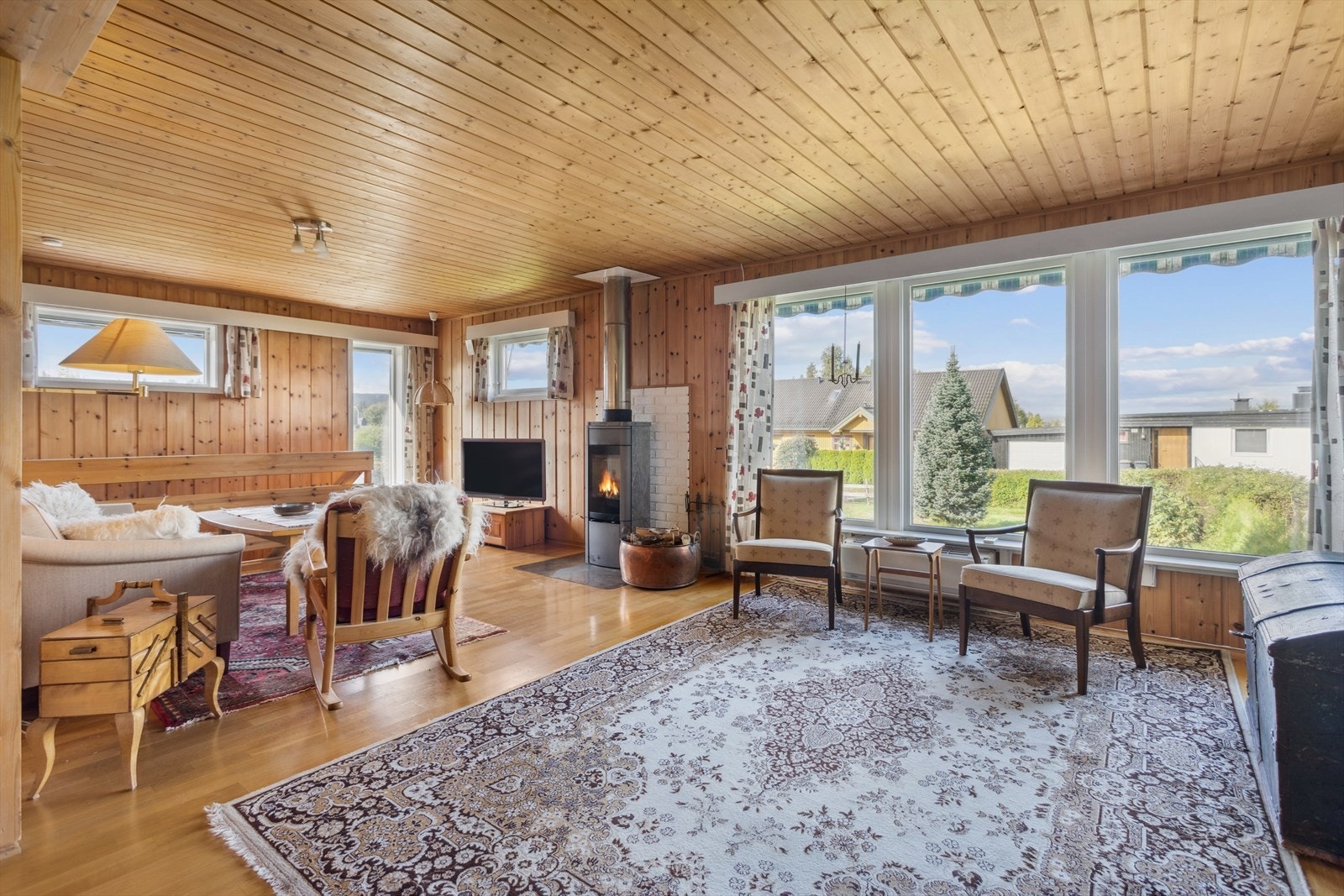 Store vinduer som gir rikelig med naturlig lys. Galleribilde