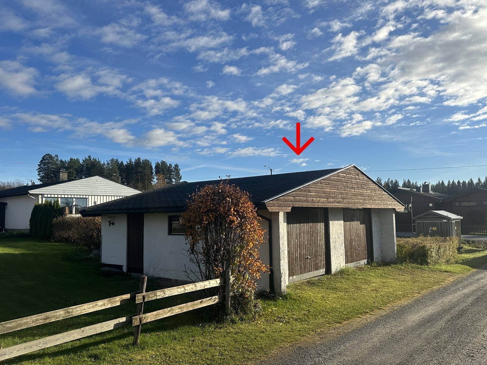 1/2-part av garasje, bygget eies sammen med nabo. Galleribilde