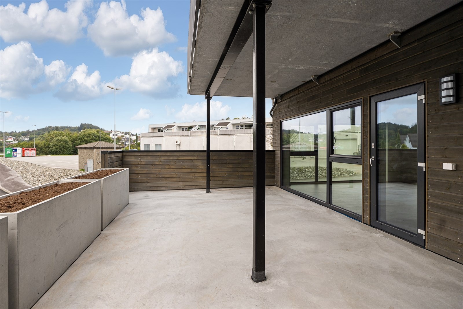 Stor vestvendt terrasse med gode møbleringsmuligheter og gode solforhold Galleribilde