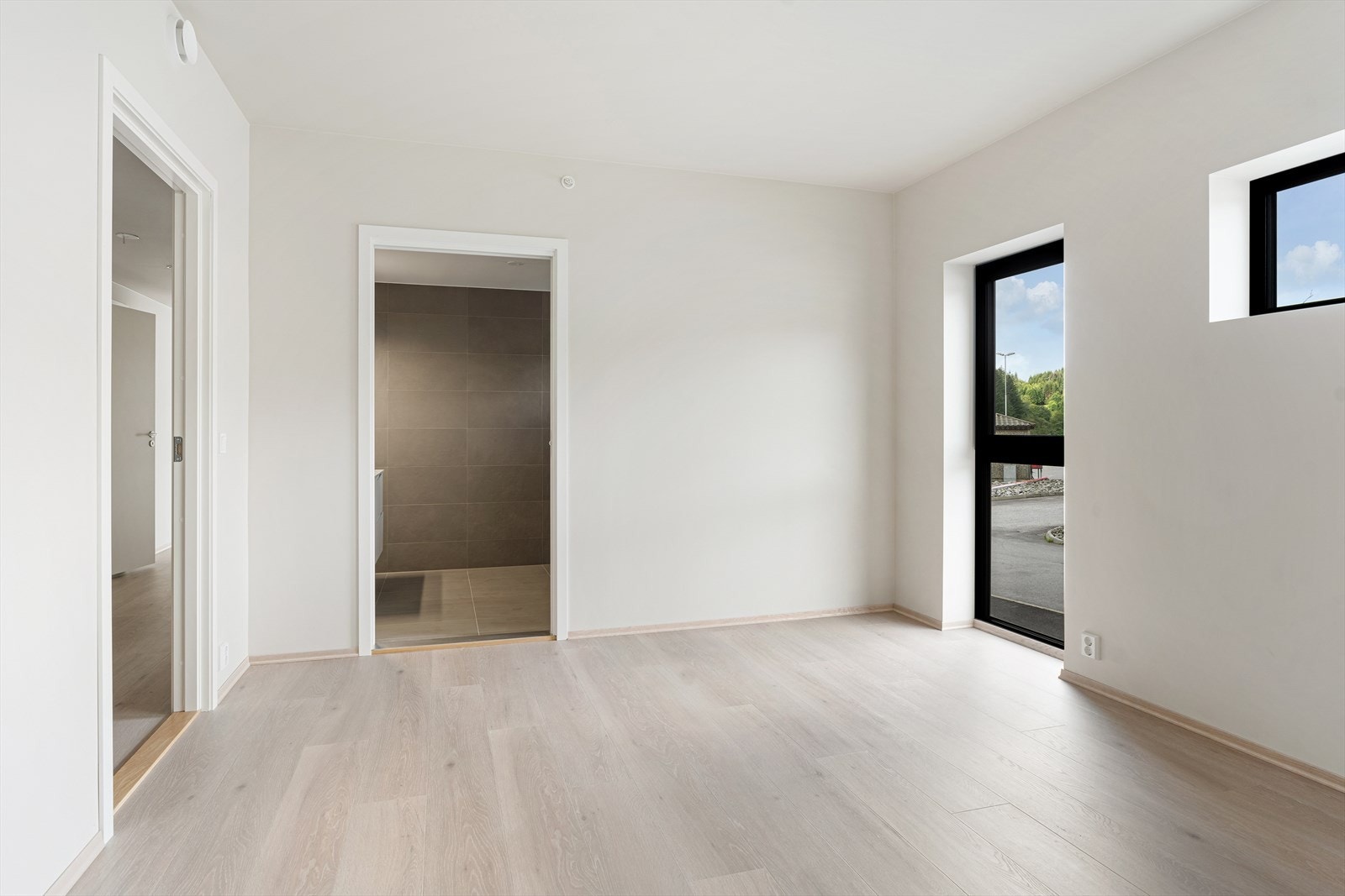 Inngang til delikat, helfliset bad levert av Karsten Bjelland Galleribilde