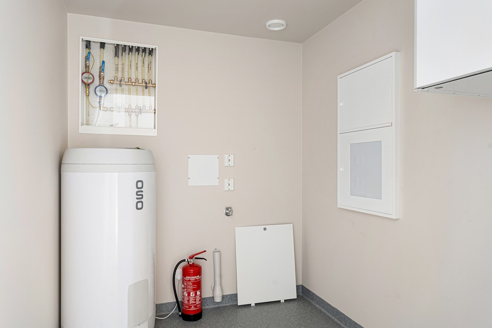 Praktisk bad/vaskerom med malte vegger og våtromsbelegg på gulvet. Galleribilde