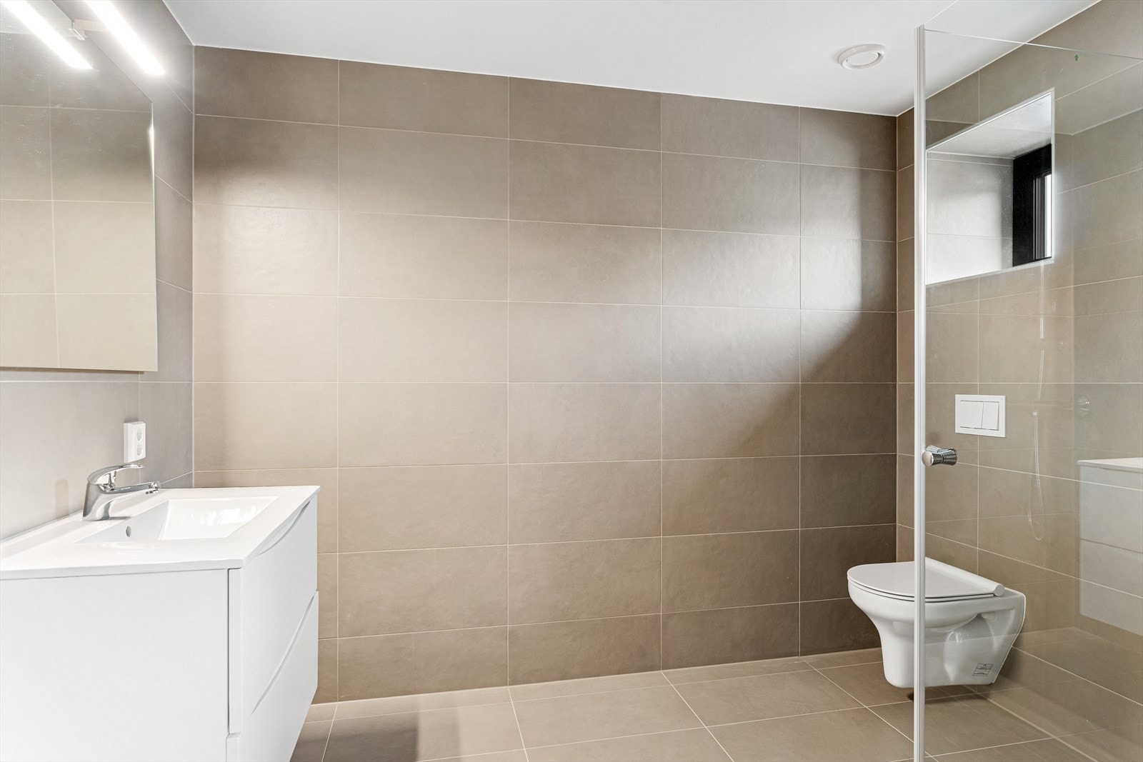 Duse og behagelig flisvalg med varmekabler i gulvet Galleribilde