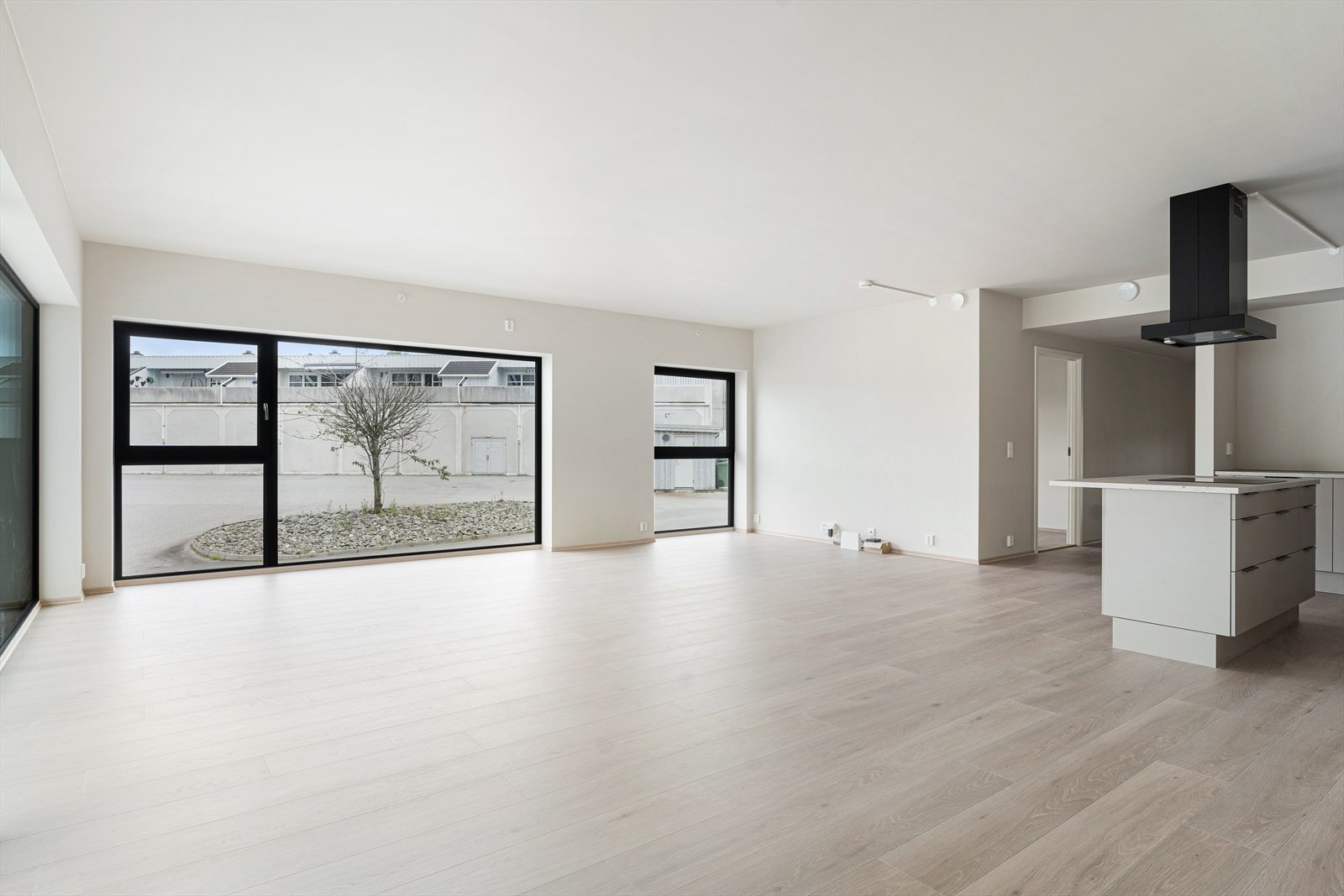 Gode møbleringsmuligheter med god plass til stort spisebord og stor sofagruppe Galleribilde