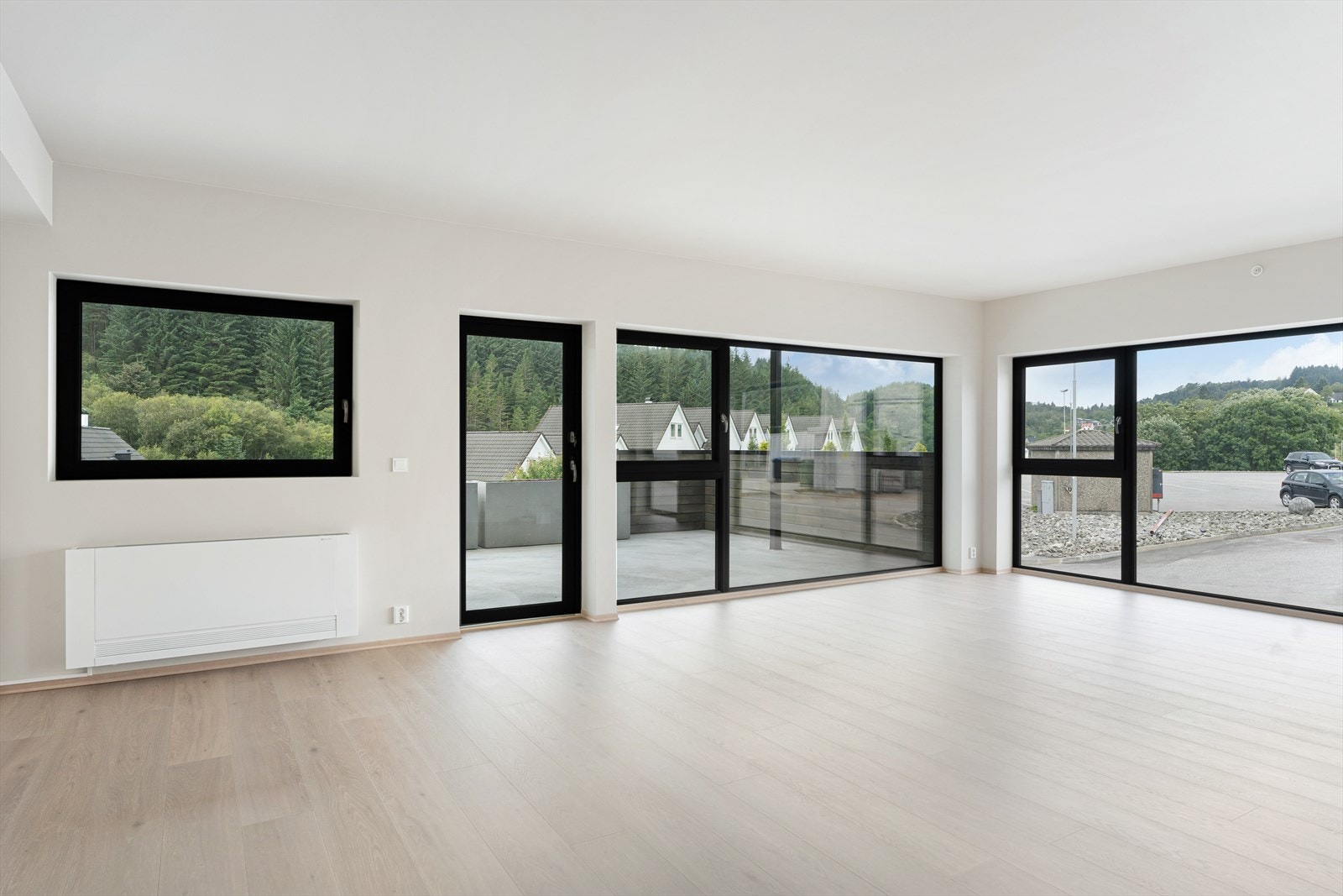 Delikat stue med store vindusflater som gir mye naturlig lys Galleribilde