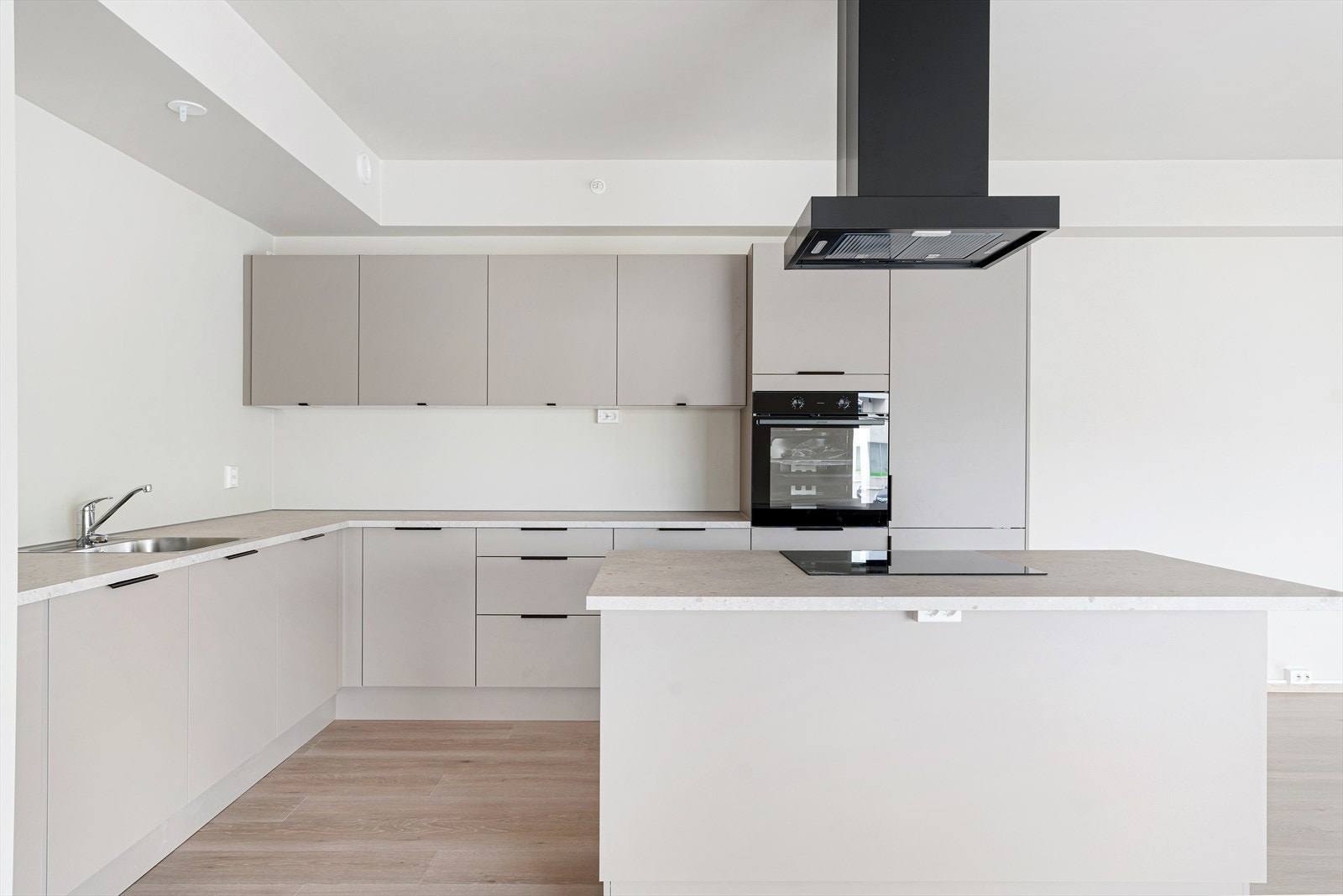 Tidsriktig kjøkken med god skap- og benkeplass Galleribilde