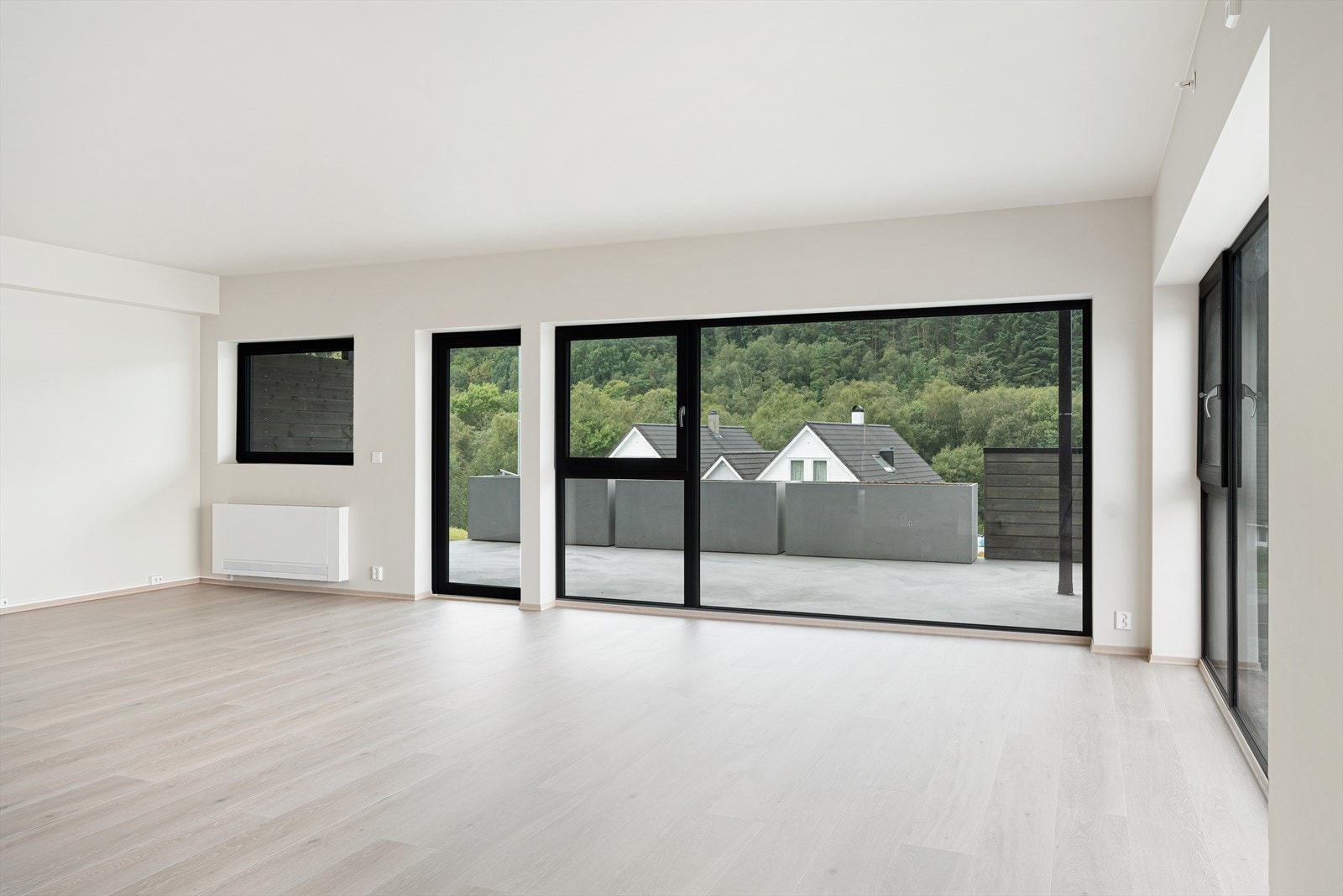 Leiligheten har god standard med vannbåren varme, HTH kjøkken og to helflisede bad Galleribilde