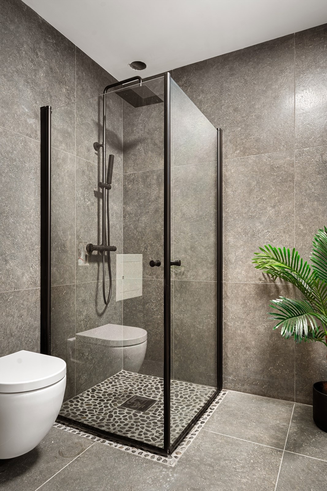 Badet har flis på gulv og vegger, samt varmekabler i gulv. TG0 fra takstmann. Galleribilde