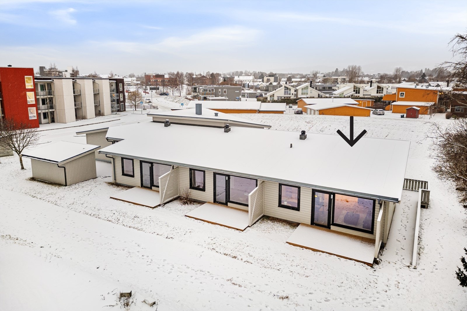 Parkeringsplass like utenfor leiligheten og egen inngangsparti på enden av bygget. Galleribilde