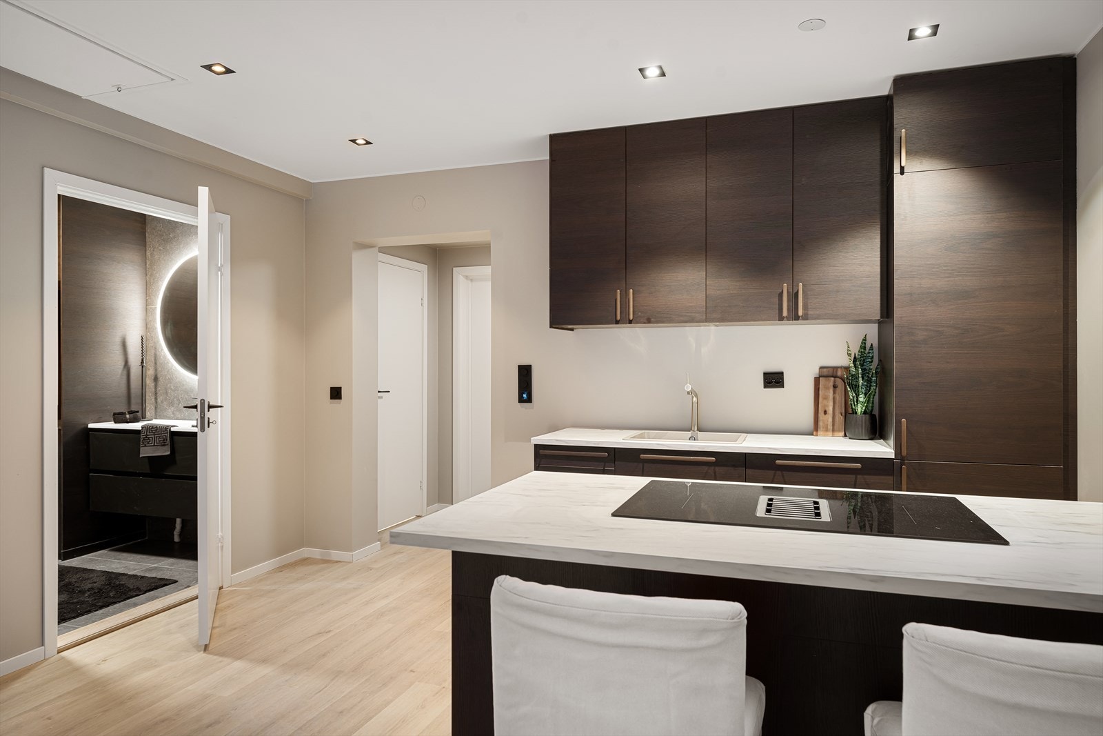 Det er installert komfyrvakt på platetopp og automatisk stoppekran med gulvføler under oppvaskkum. Galleribilde