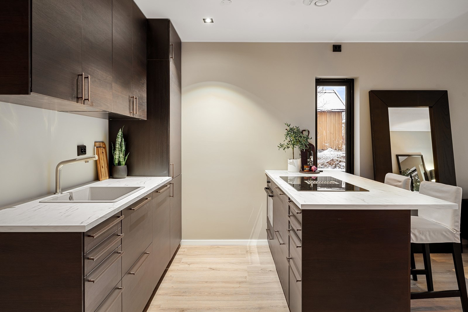 Kjøkkenøy på midten gir en super oversikt over rommet. Her er alle integrerte hvitevarer nye og i stor grad oppgradert. Det følger med en hvitevarepakke for ca. kr. 50.000,- som inkluderer kombiskap, oppvaskmaskin, platetopp med ventilator og stekeovn. Galleribilde