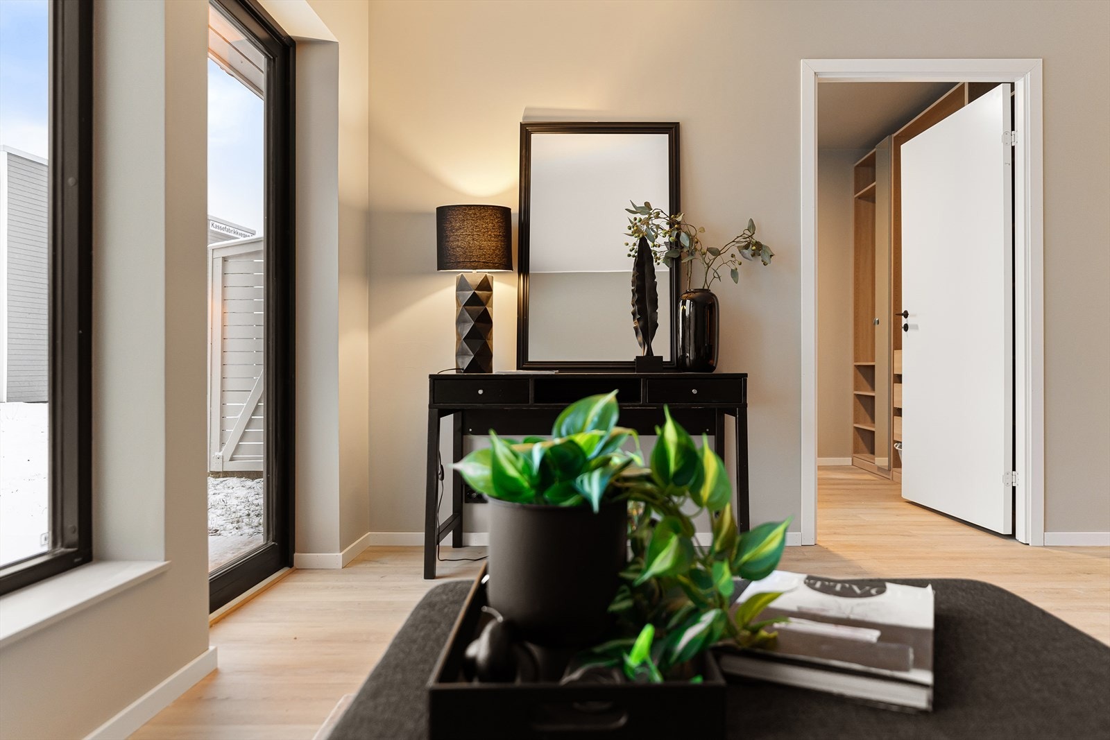 Det er gåavstand til "alt" av fasiliteter i sentrum. Barnehage kun 150m fra leiligheten. Galleribilde