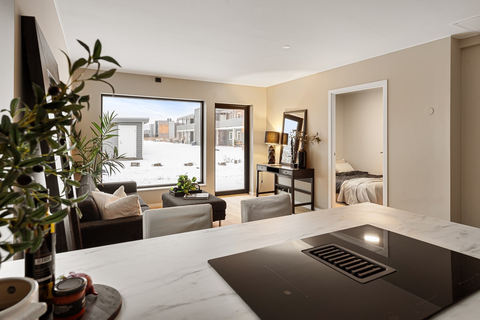 Åpen stue/kjøkkenløsning med store vindusflater. Godt med lysinnslipp. Galleribilde