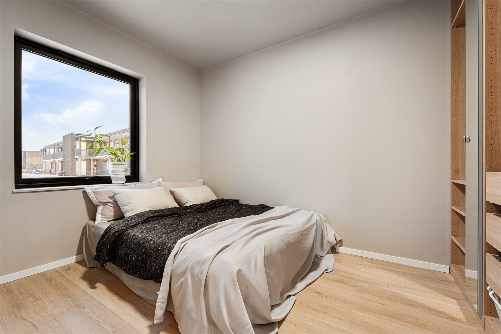 Romslig soverom på hele 8,8 kvm. Stor garderobeløsning fra IKEA hvor man selv kan oppgradere med lys og egen innredning. Galleribilde