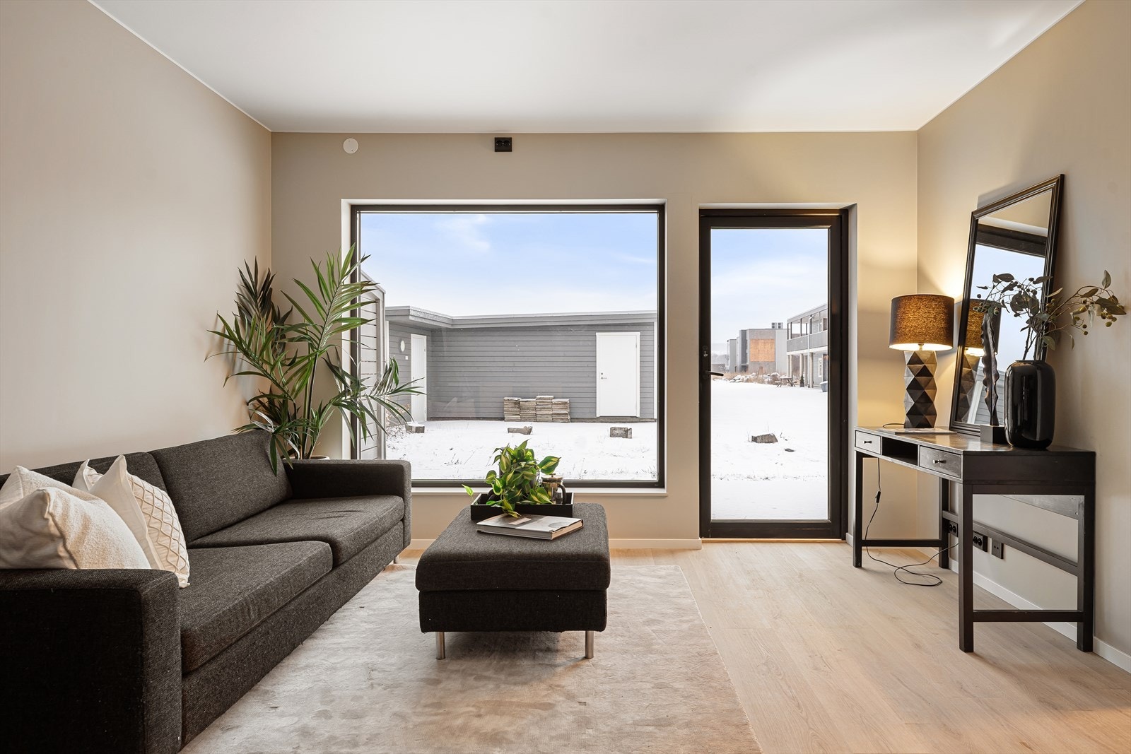 Fra stua har man utgang til Sørvendt terrasse hvor man kan nyte sola gjennom store deler av dagen. Galleribilde