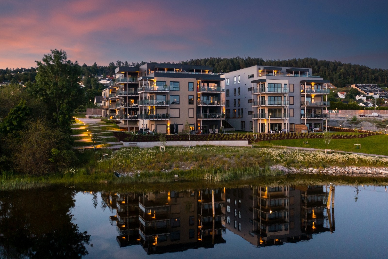 Mellom blokkene er det lagt til rette for trygge, bilfrie uterom som er godt egnet for fellesskap, lek og liv. Galleribilde