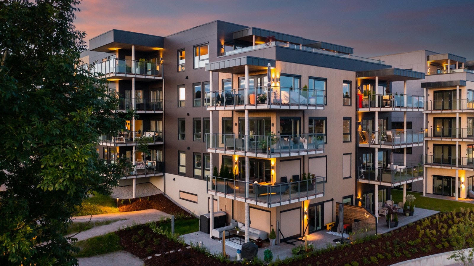 Her har man fantastisk utsikt mot elva, samt utsikt over jordene til Borgestad gård. Galleribilde