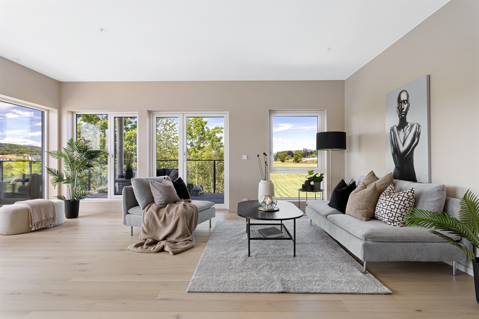 Stuen har delikate fargevalg med eikeparkett på gulv og gips på vegg og i tak. Galleribilde