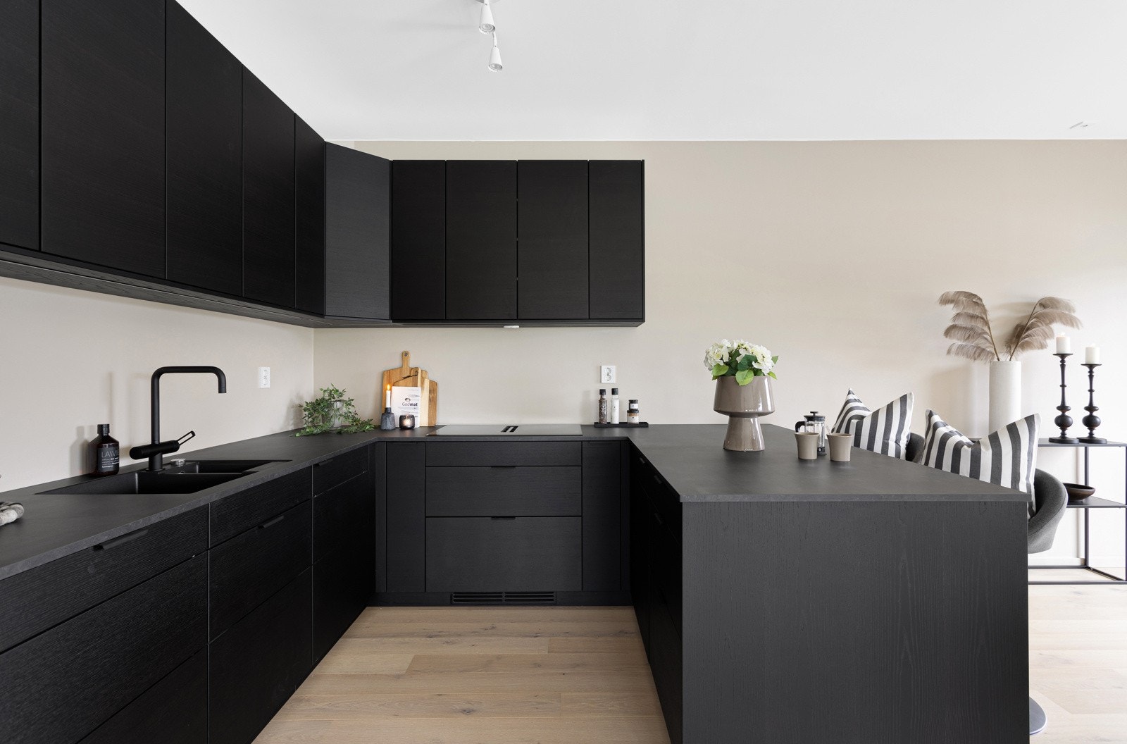 Integrerte hvitevarer består av kjøleskap med frysedel og stekeovn/micro i høyskap, oppvaskmaskin og induksjonsstopp med innebygd ventilator. Galleribilde