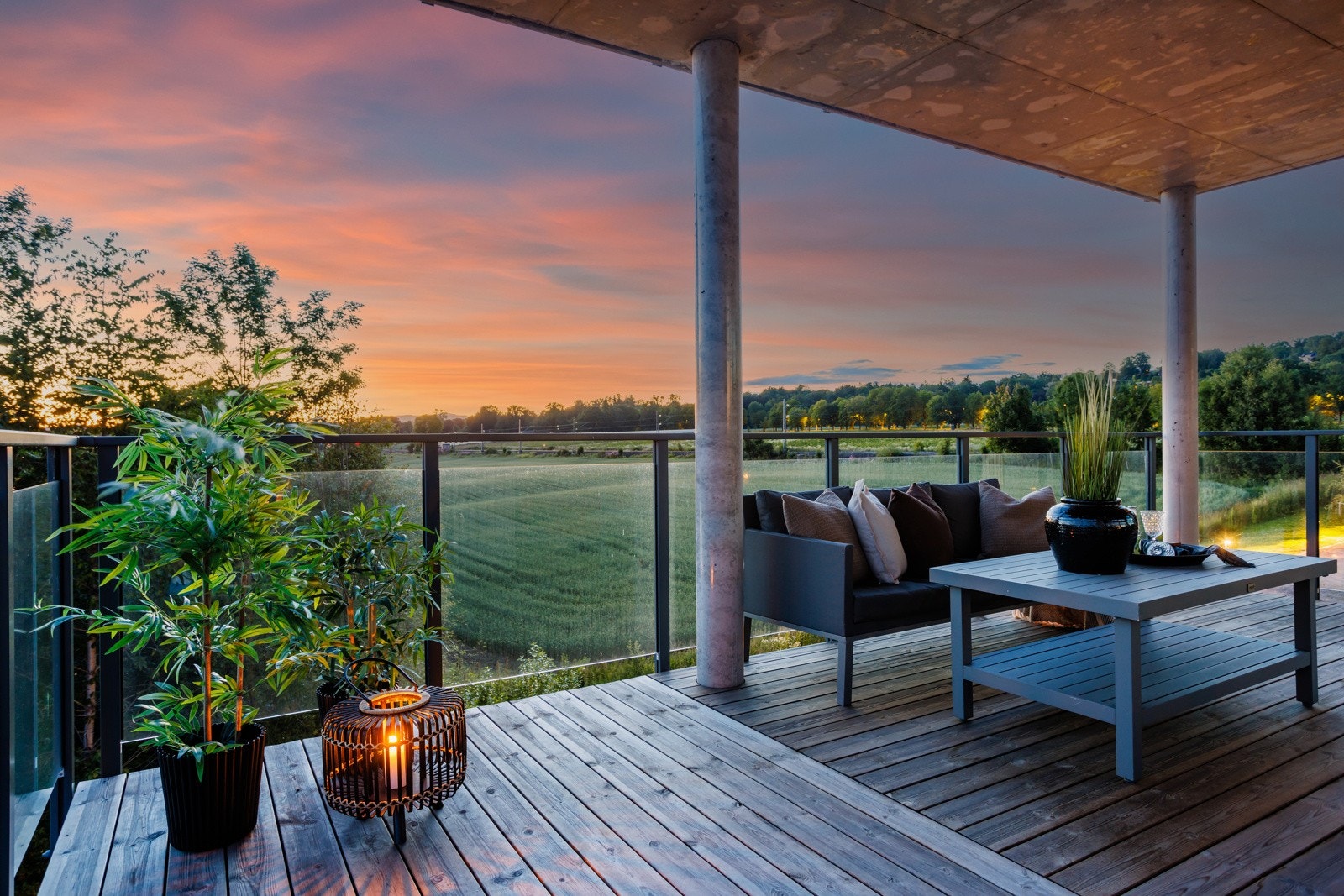Ende- og hjørneleilighet med stor, solrik balkong med tilhørende glassrekkverk.som ligger mot nordvest. Galleribilde