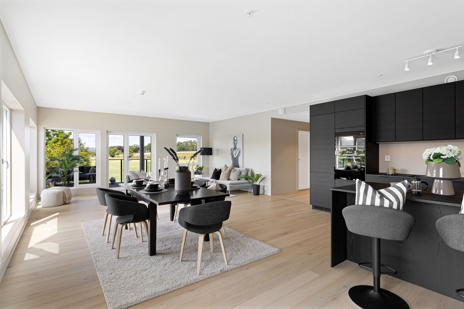 Romslig stueområde der man kan innrede etter eget ønske. Galleribilde