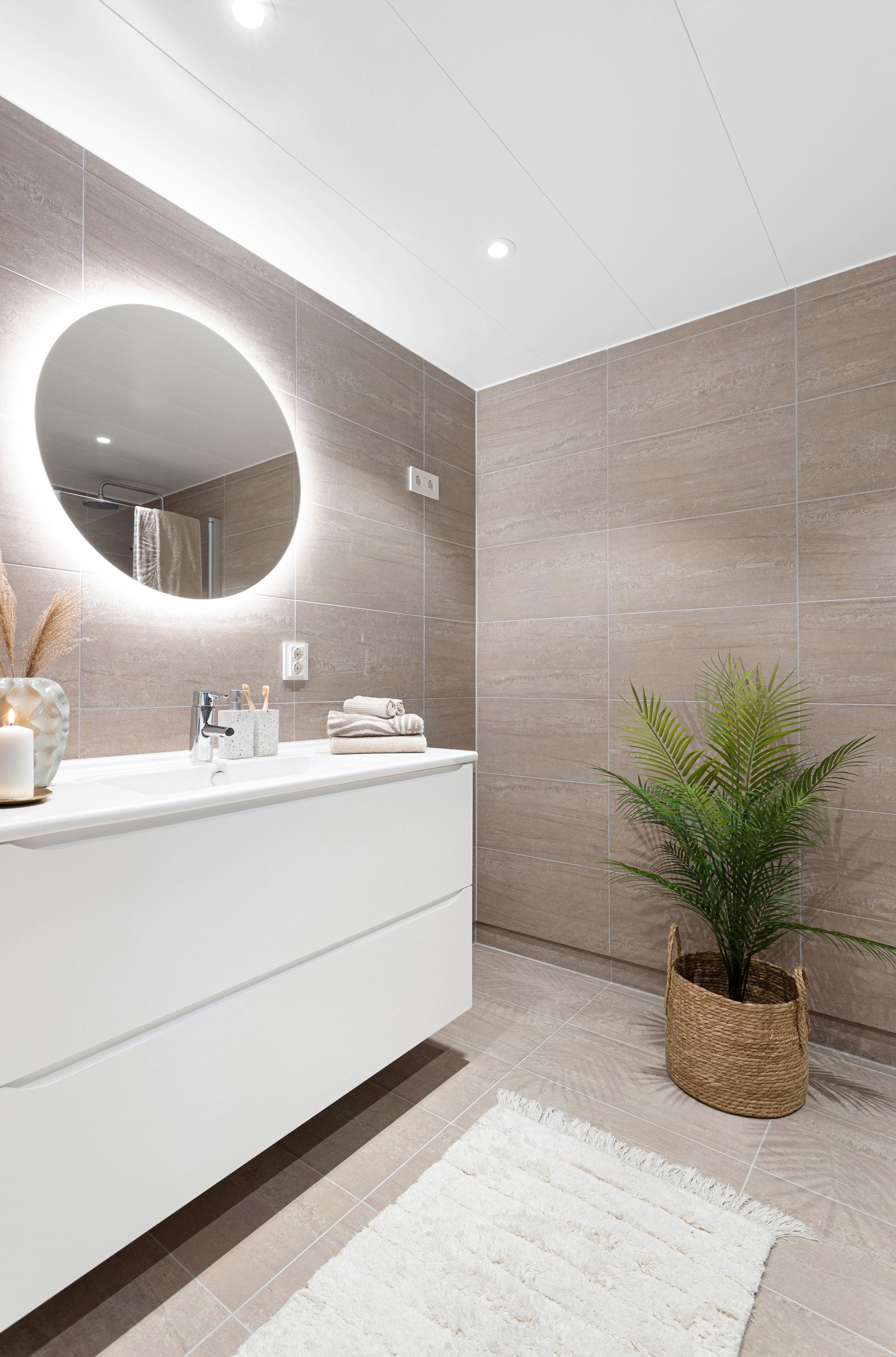 Baderommet er flislagt med varmekabler på gulv. Galleribilde