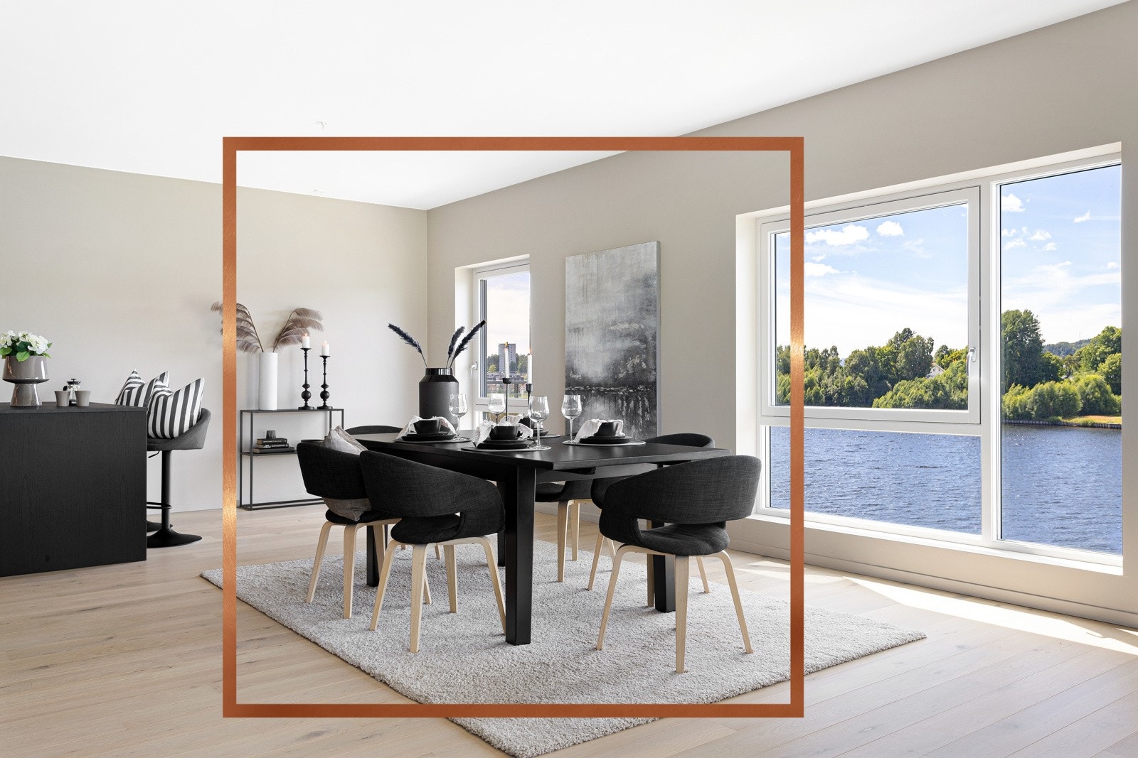 Store vindusflater leiligheten som gir godt med naturlig lysinnslipp og en vanvattig god utsikt. Galleribilde