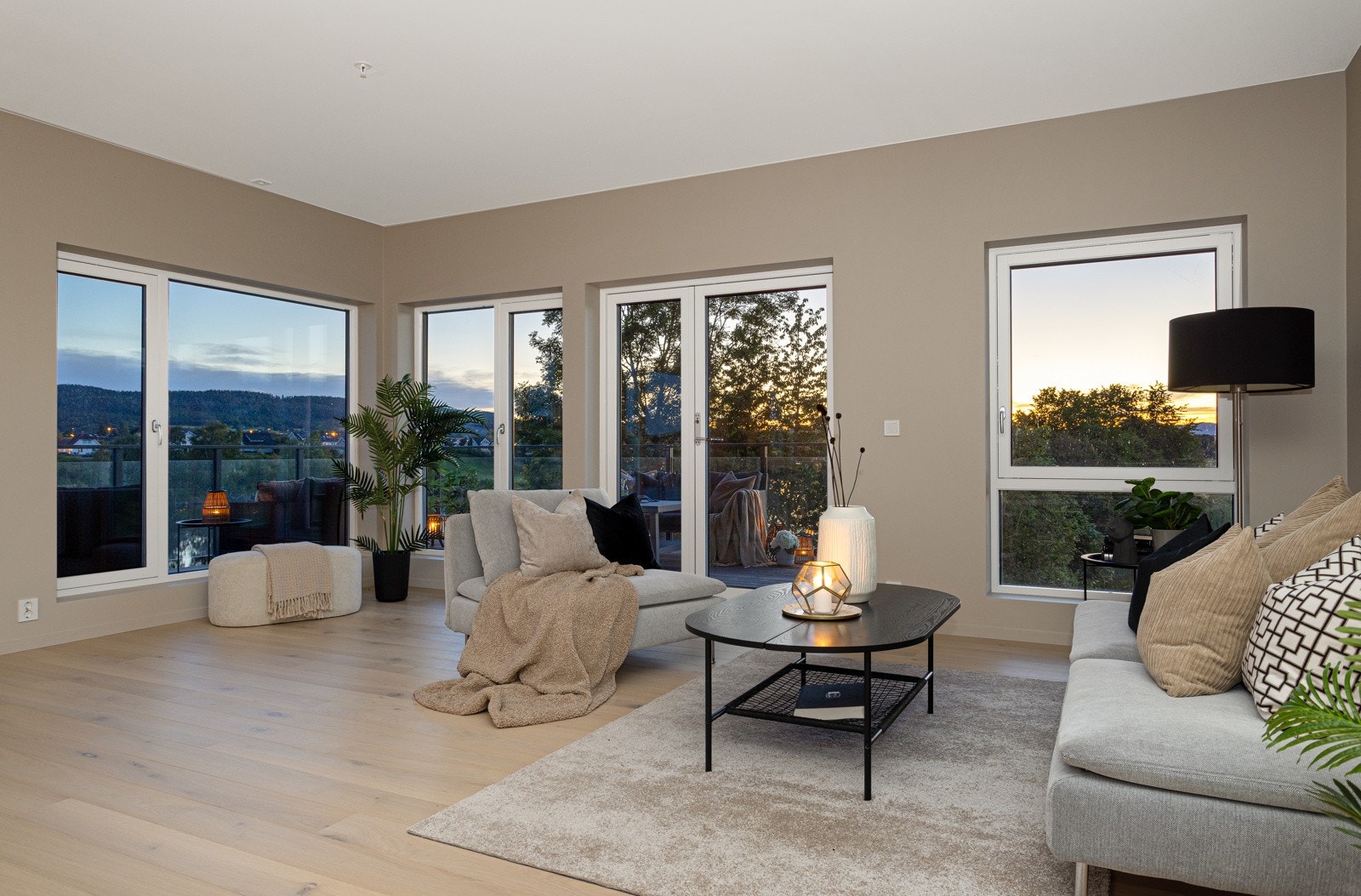 Tv-stue med utgang til solrik balkong. Galleribilde