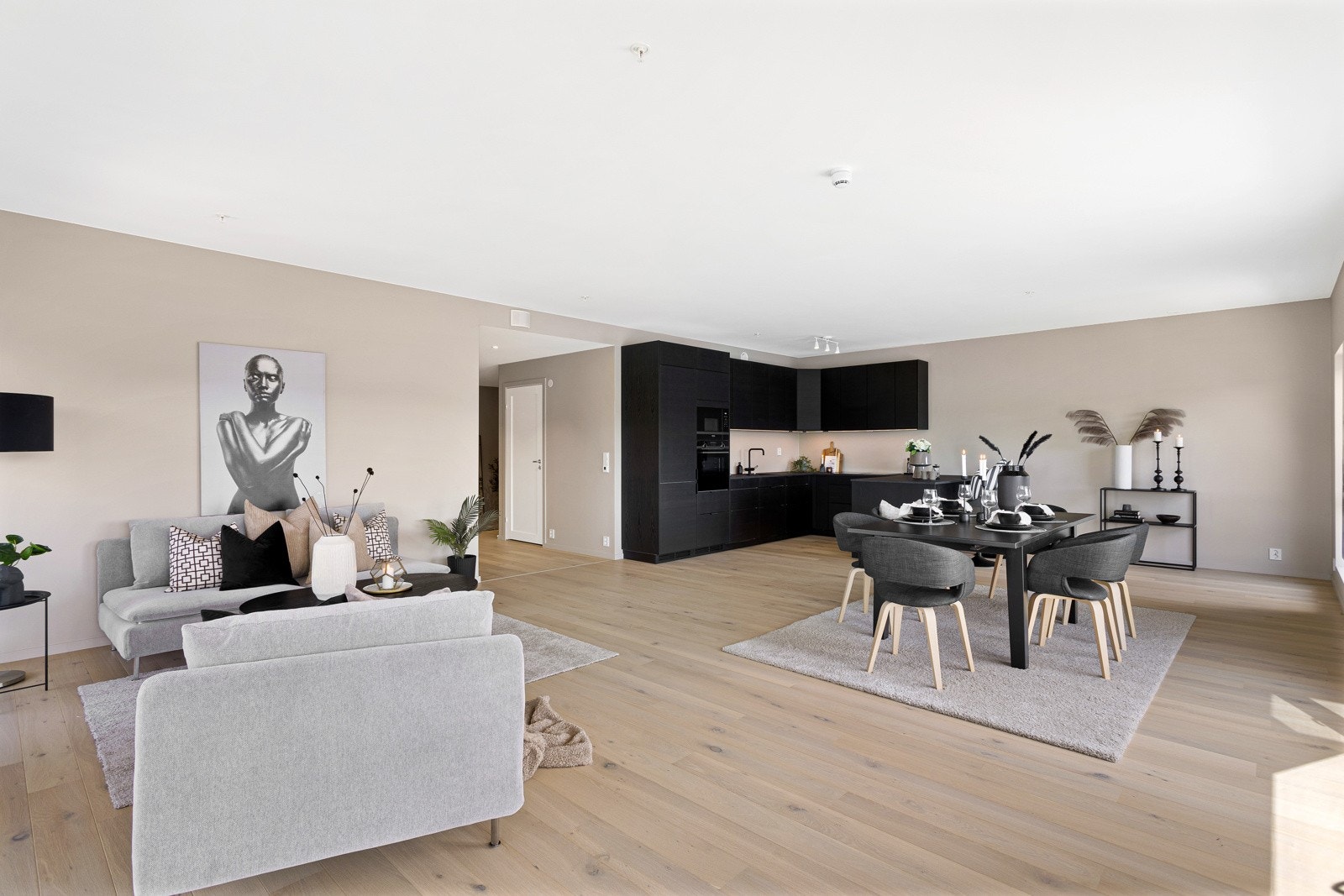 Leiligheten har også oppgradert lysstyring med egen app. Galleribilde