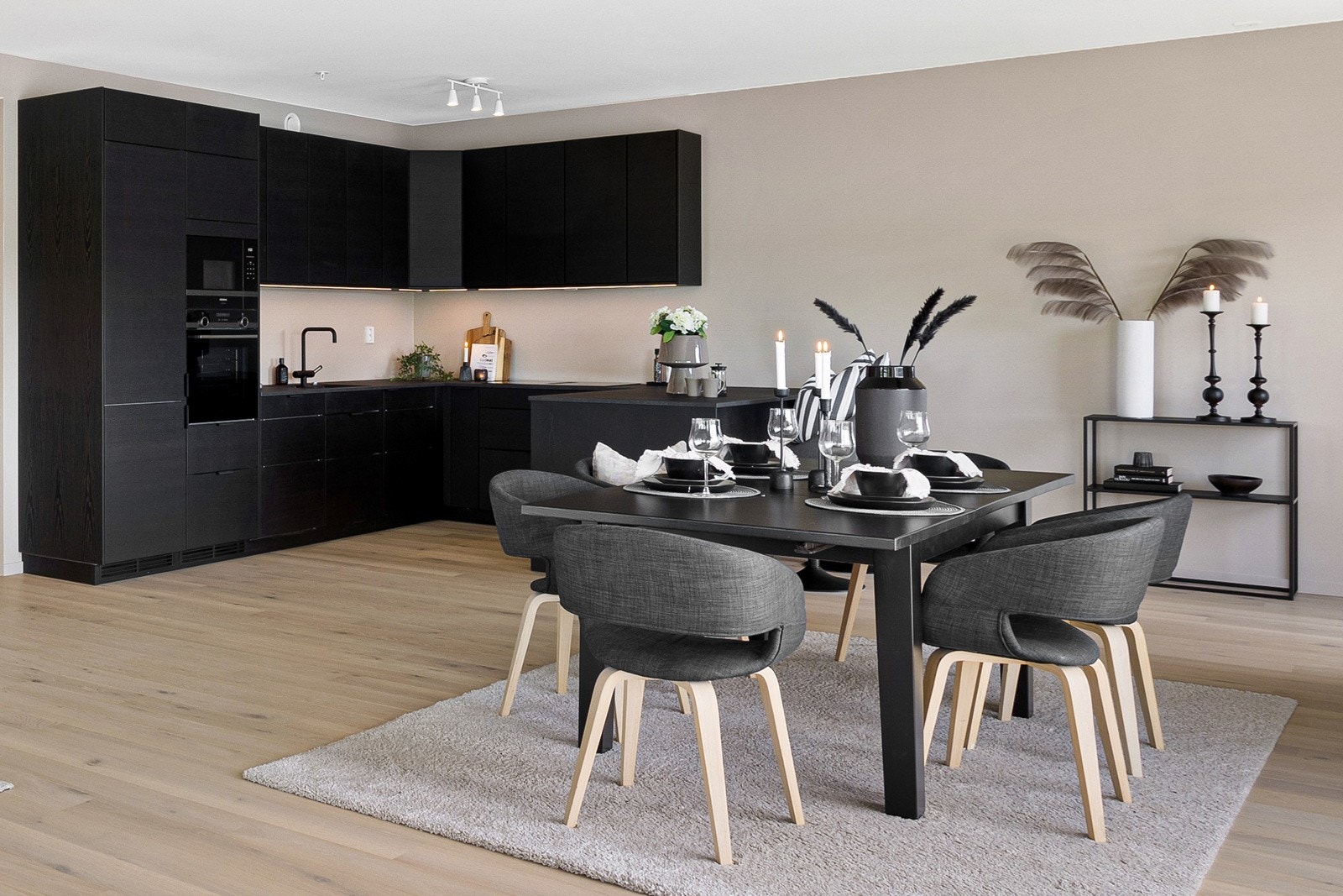 God plass til spisebord med kort vei til kjøkken. Galleribilde