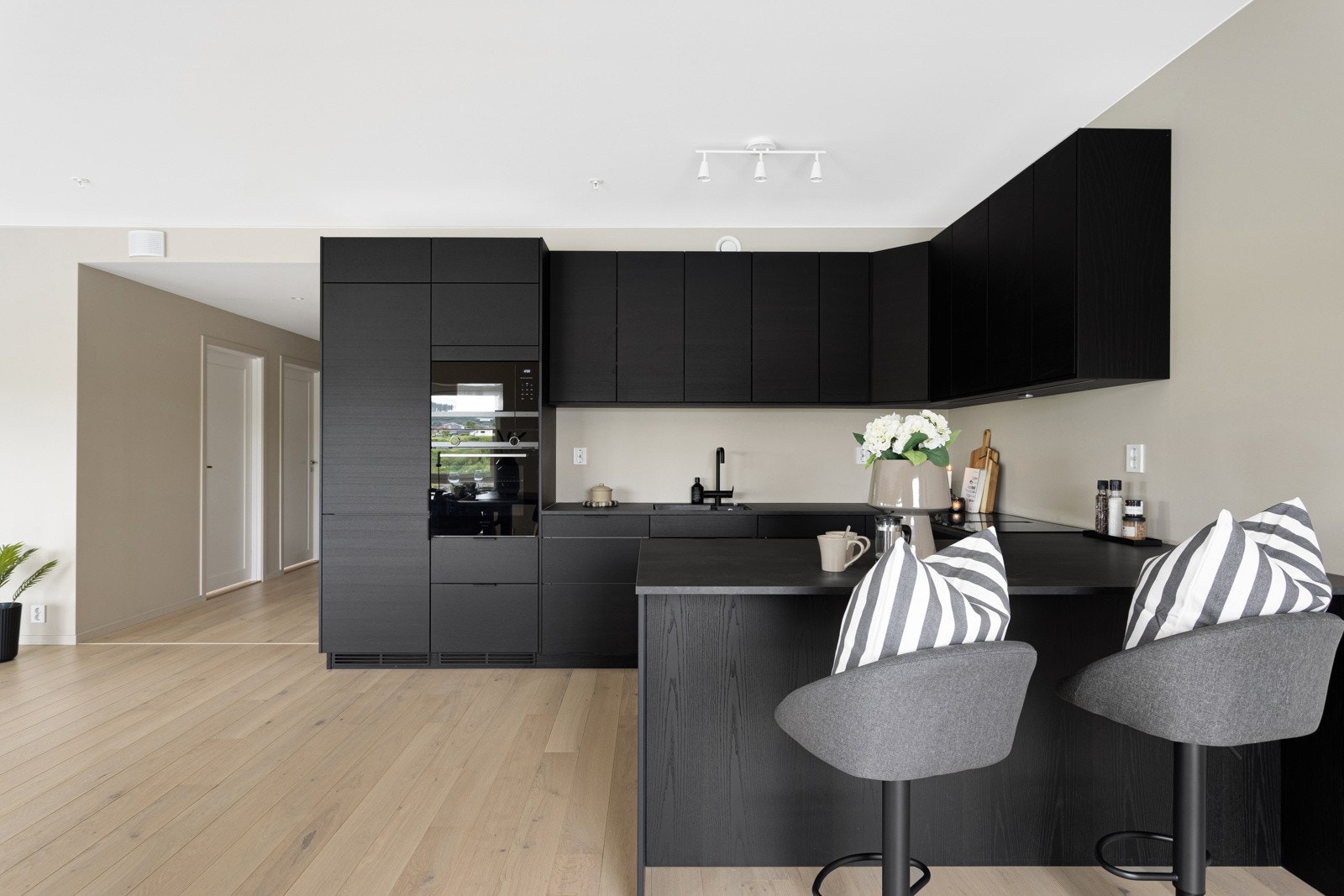 Kjøkken har kjøkkenutstikk med mulighet for sitteplasser. Galleribilde