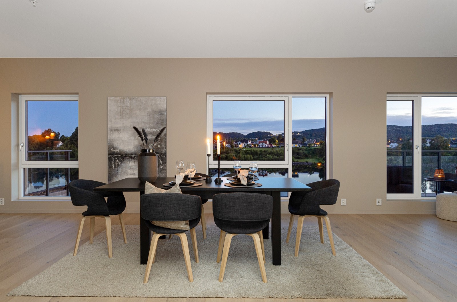 Romslig stueområde med åpen løsning mot kjøkken. Galleribilde