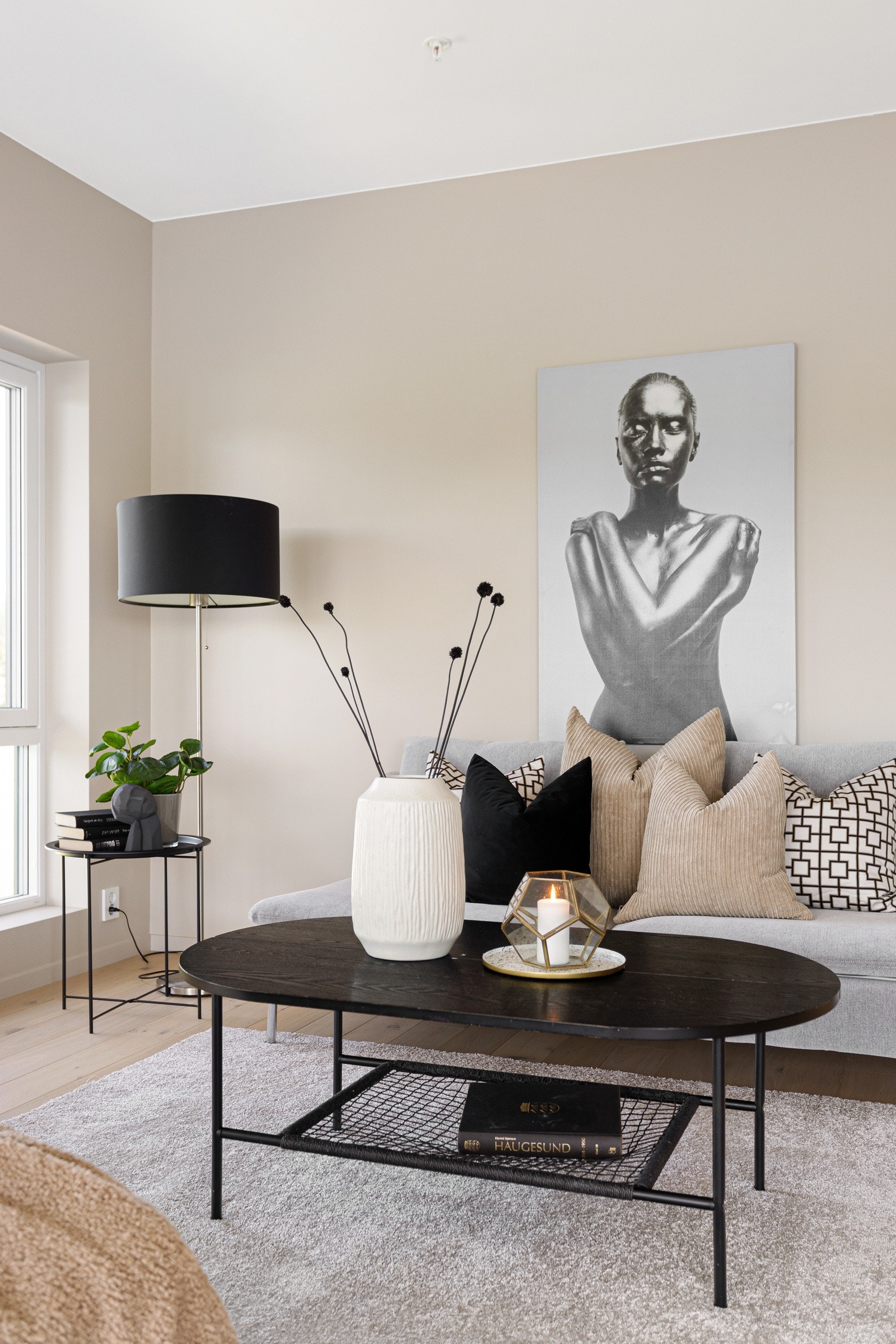 Leiligheten har oppgradert stikk/brytere til mer lavtbyggende ala Elko Plus. Galleribilde