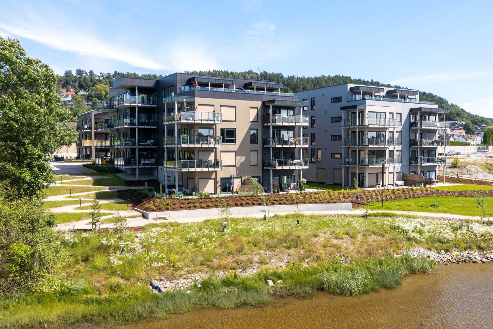 Med romslige luftige balkonger, grønne hager, koselige sitteplasser på brygga og egen strandlinje på 200 meter kan du helt klart trives her. Galleribilde