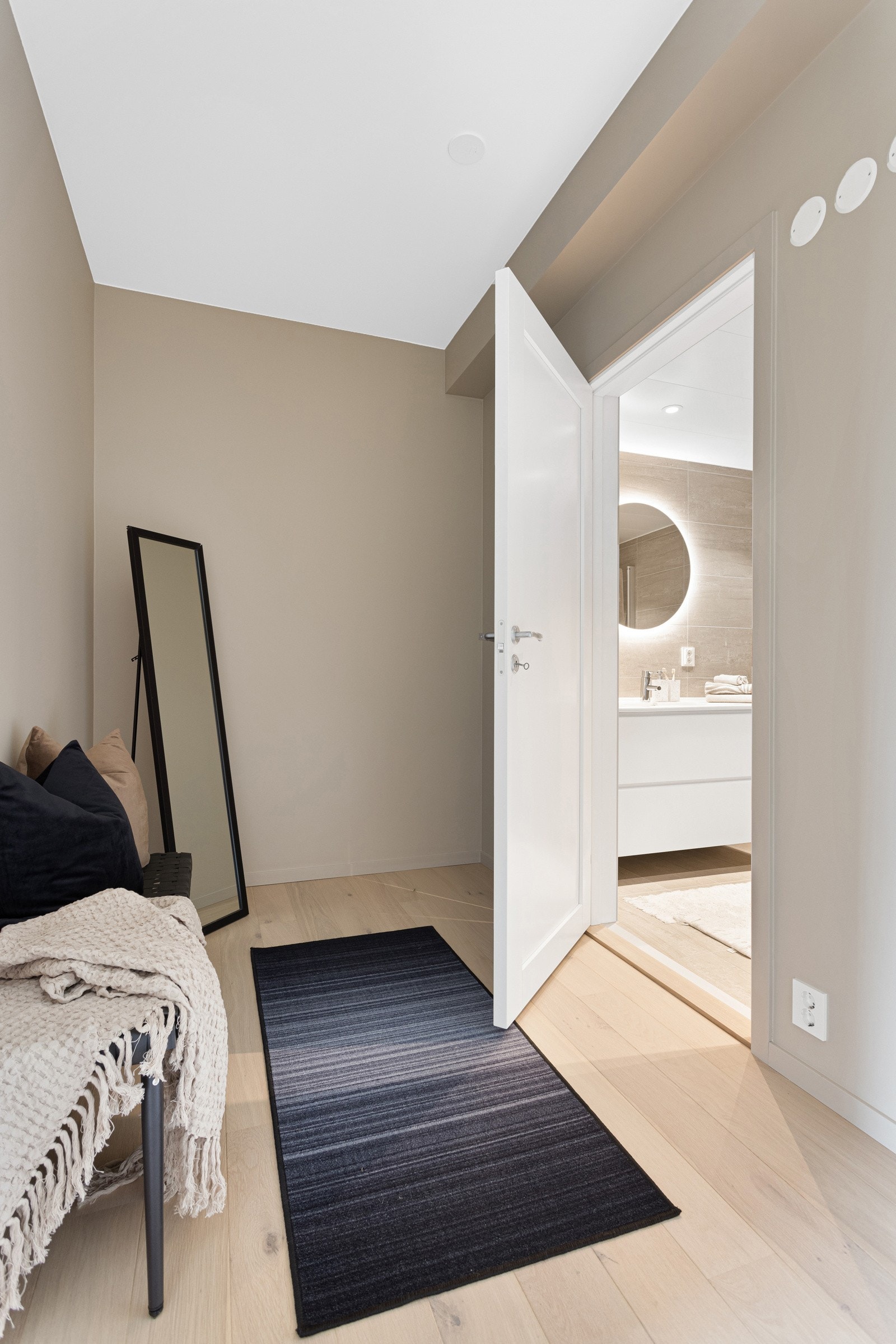 Tilgang til eget, privat baderom fra hovedsoverom. Galleribilde