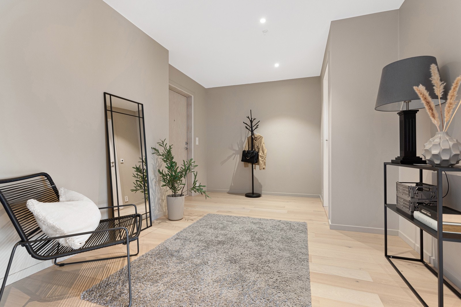 Lys, innbydende entre til leiligheten med god plass i gang til å sette inn garderobeskaper Galleribilde