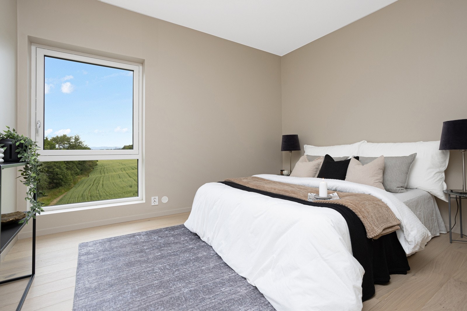 Soverom I. Hovedsoverom med eget walk-in og bad. Galleribilde