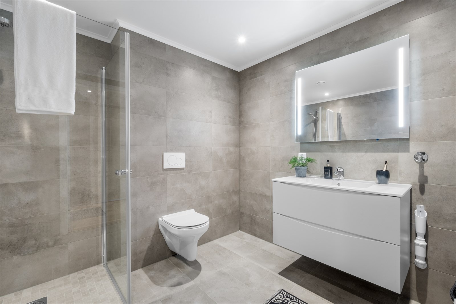 Flislagt bad med store fliser i tidsriktig farge Galleribilde