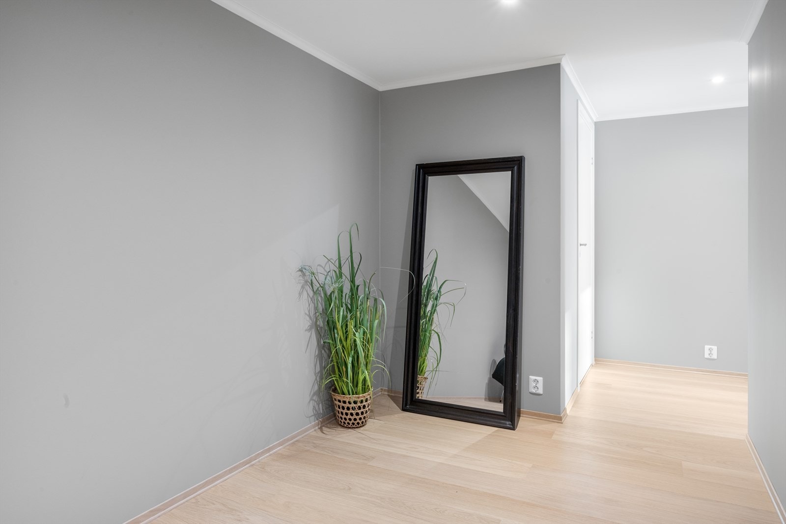 Leiligheten har en stor gang med god plass til garderobe Galleribilde