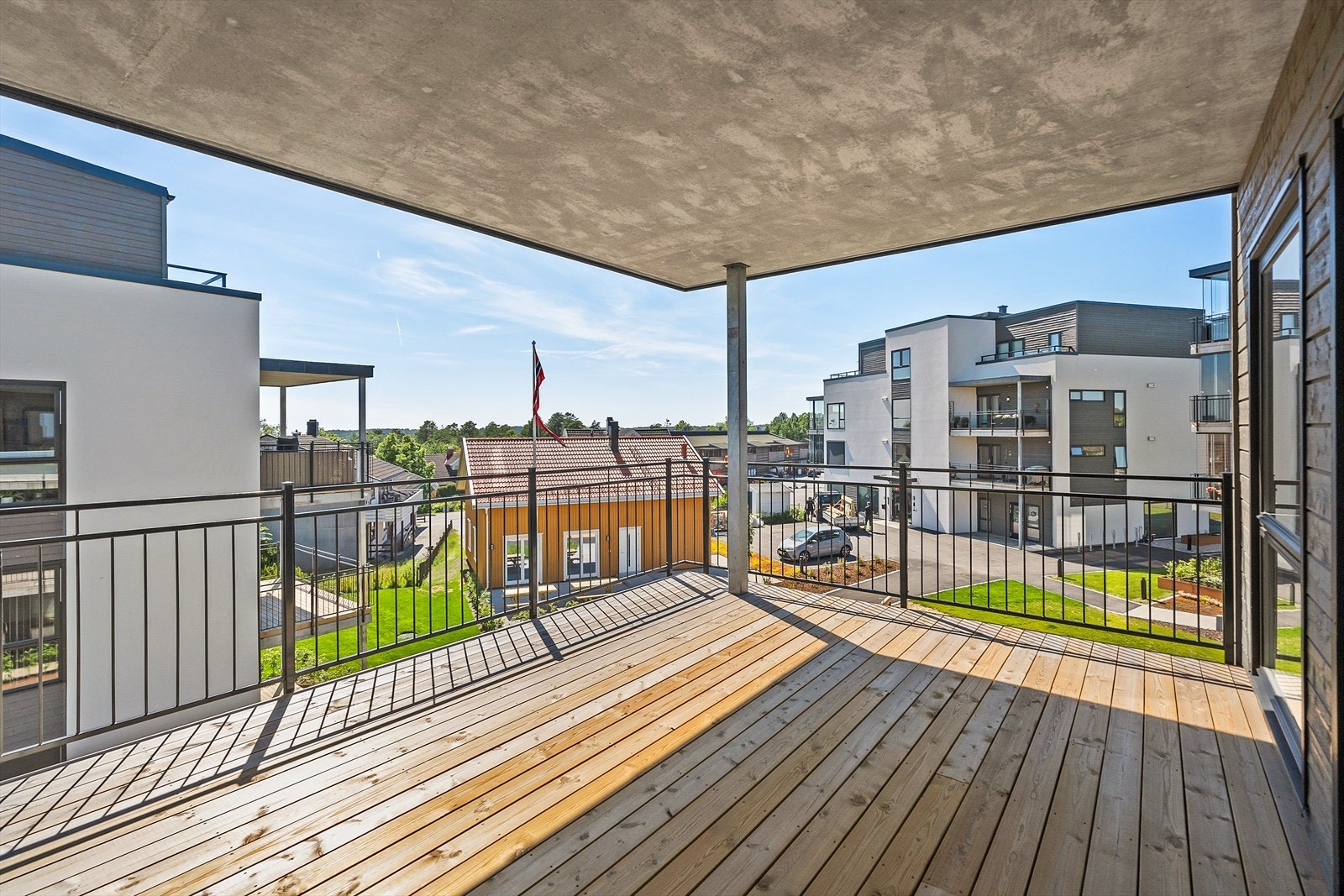 Stor overbygget balkong med fint utsyn over fellesområder Galleribilde