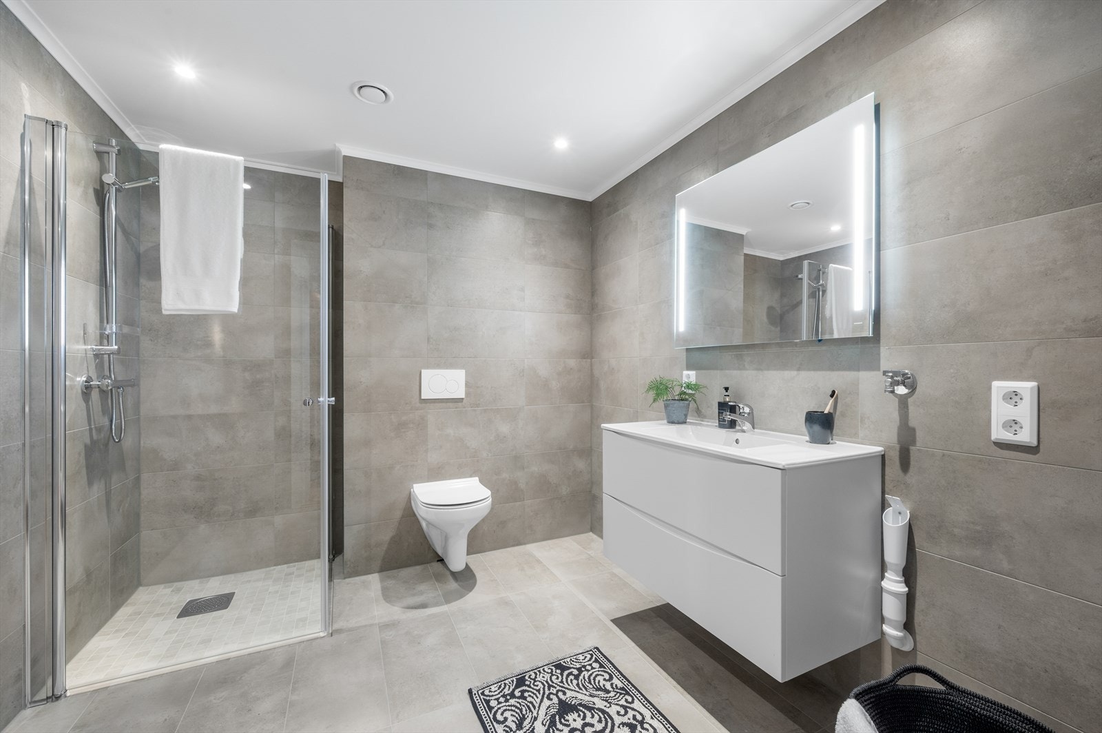 Flott flislagt bad/wc/vaskerom Galleribilde