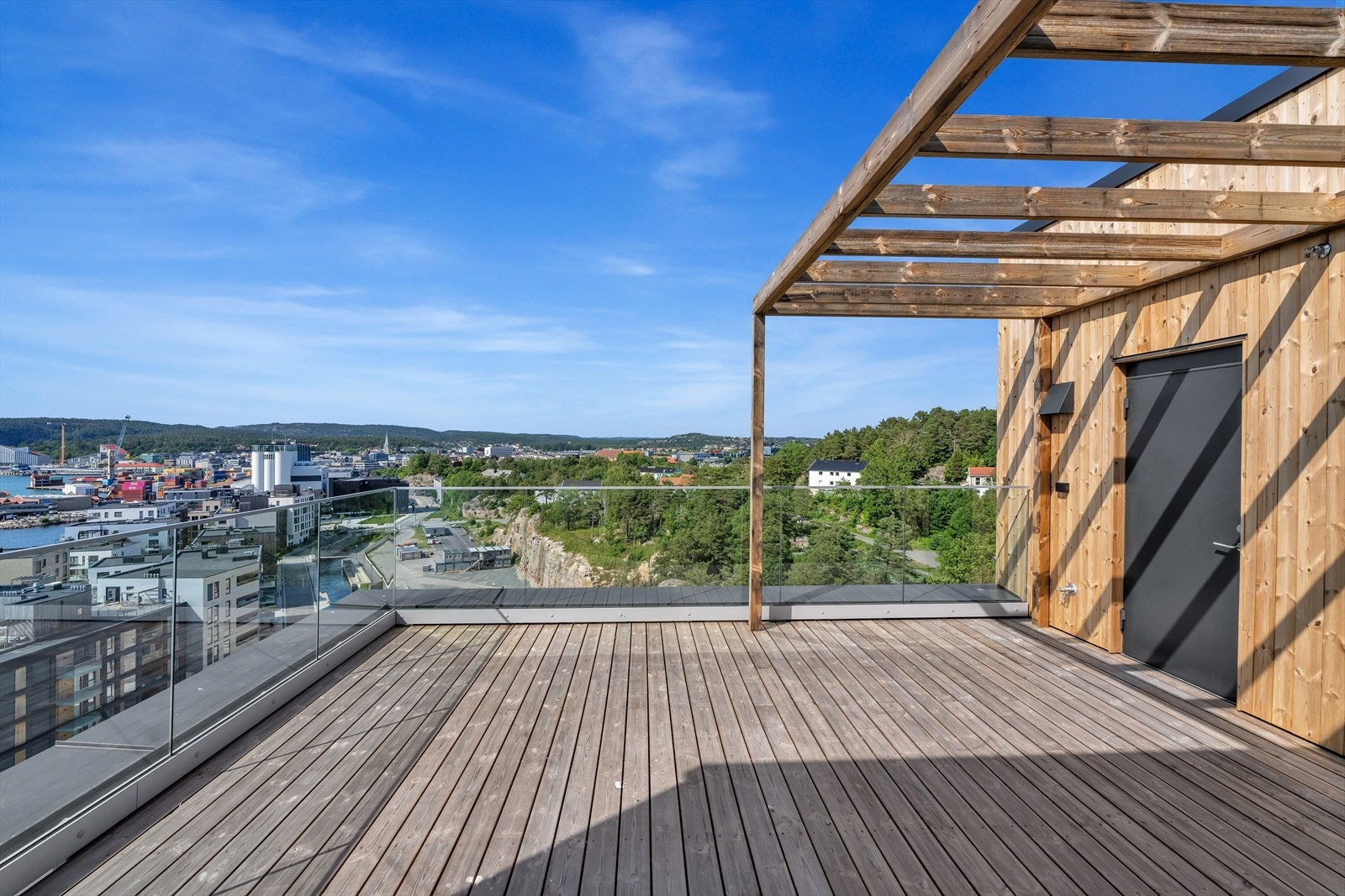 Utebod på terrassen - fint for lagring av møbler, grill og puter Galleribilde