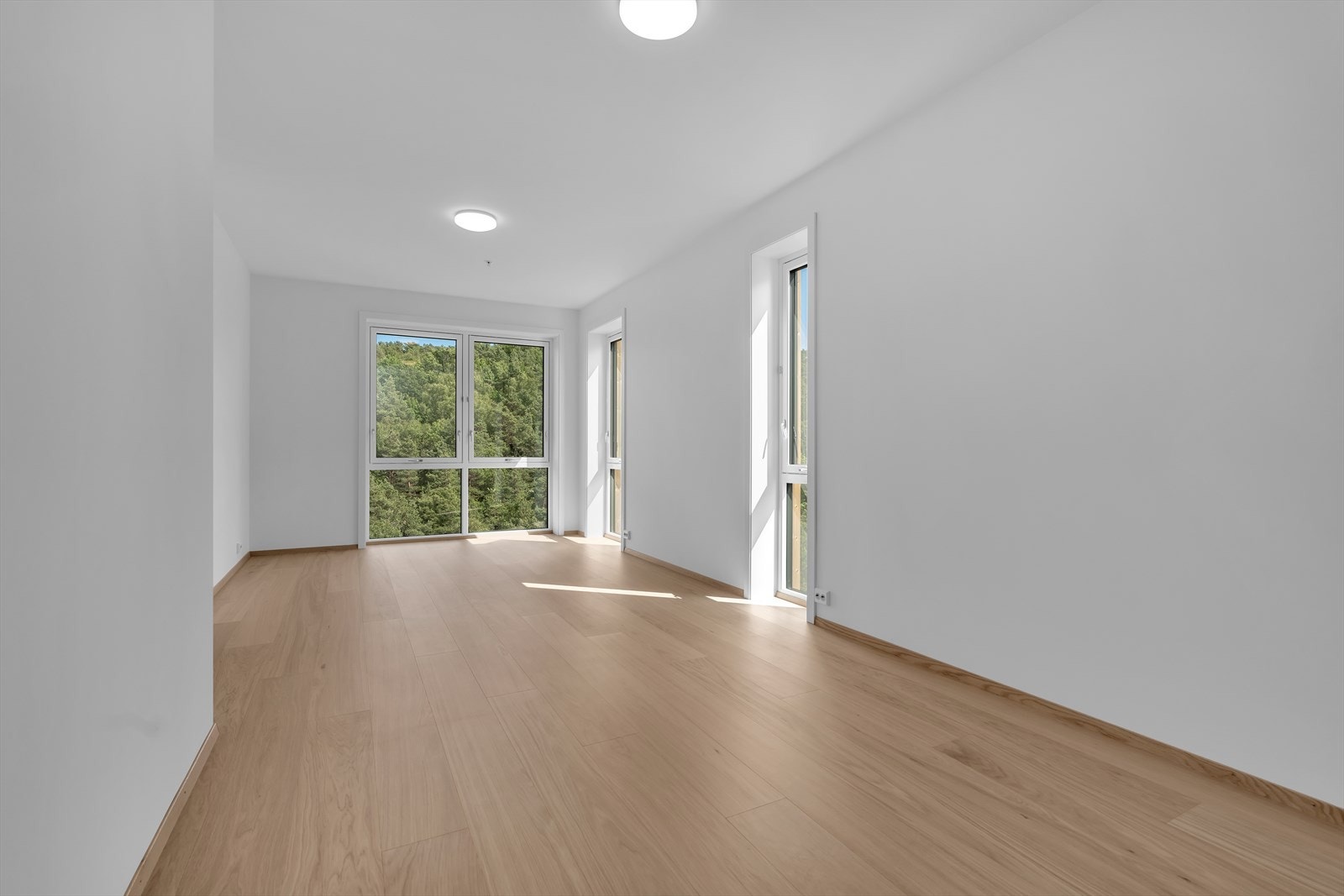 Stort hovedsoverom med plass til walk-in garderobe Galleribilde