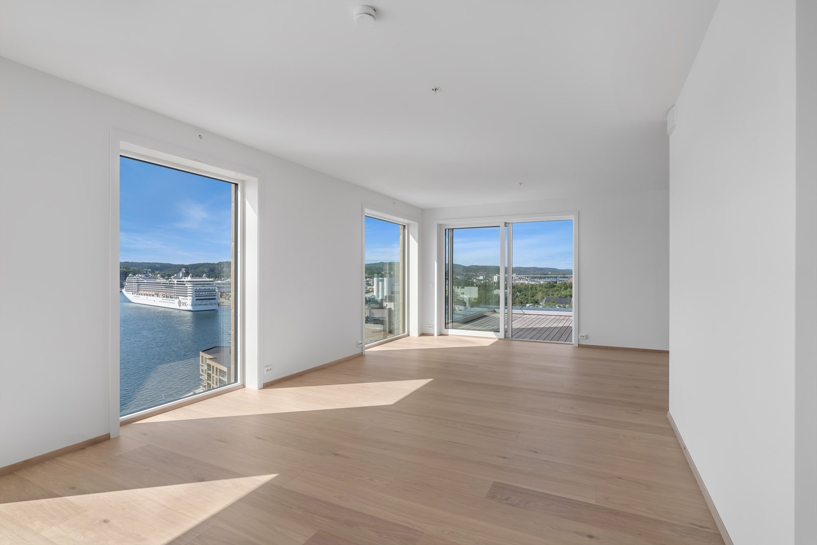 Parkettgulv og lysmalte slette flater Galleribilde