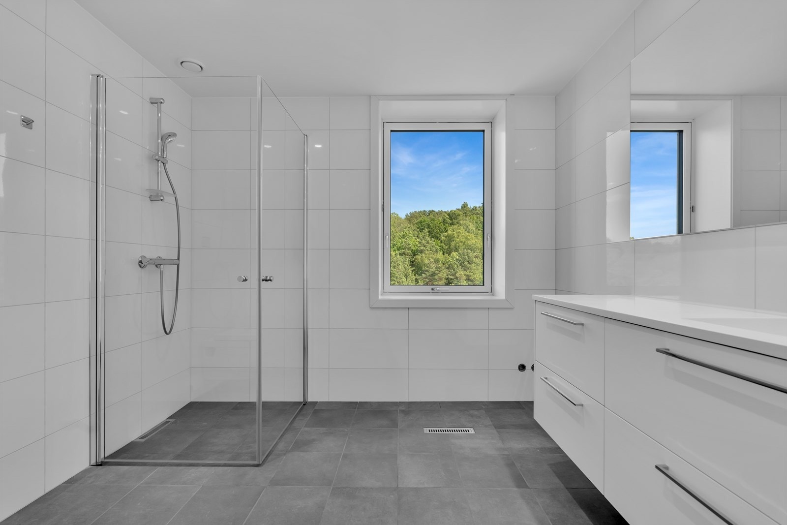 Hovedsoverommet har god komfort med eget bad Galleribilde