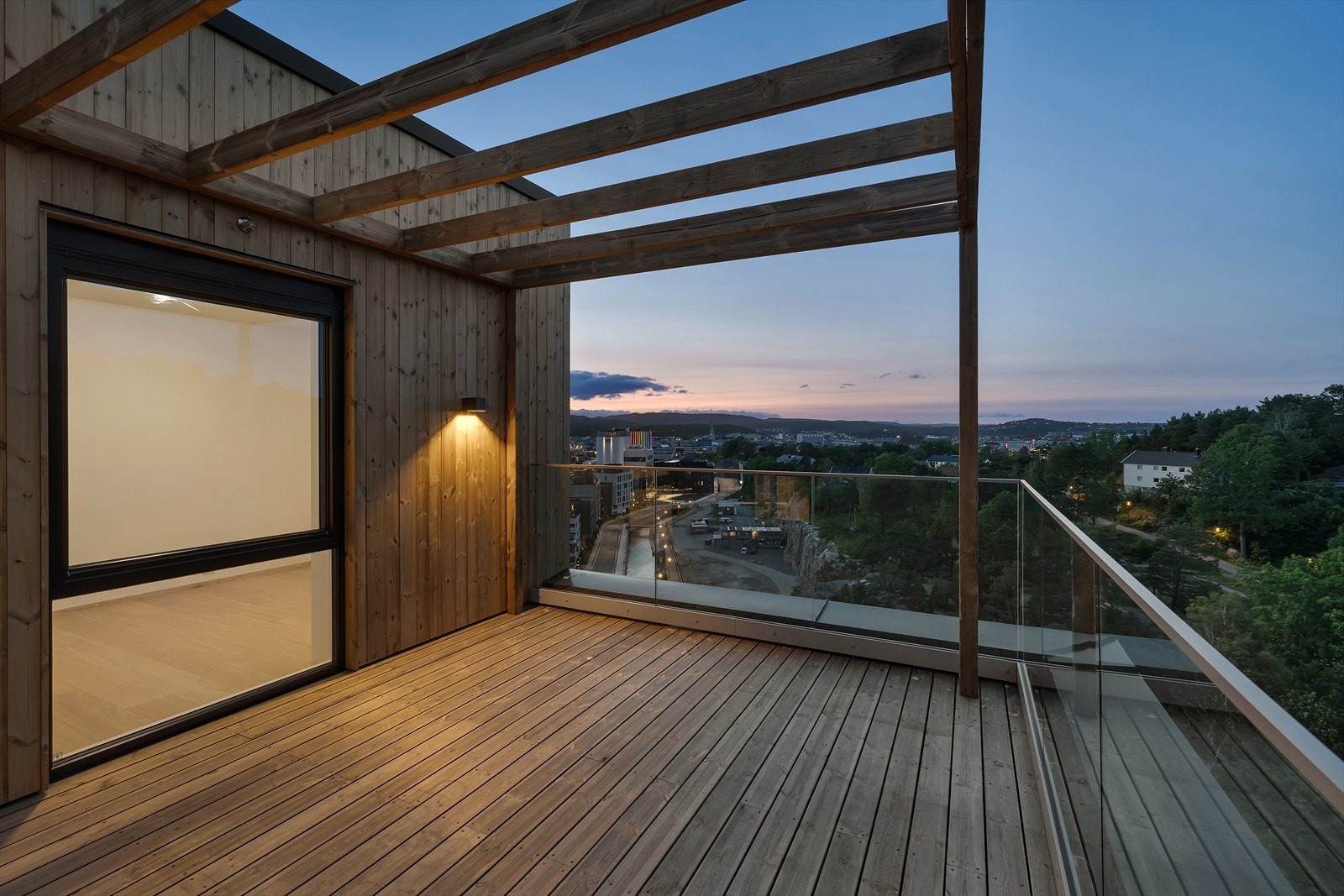 18.2 kvm med pergola og fin belysning Galleribilde