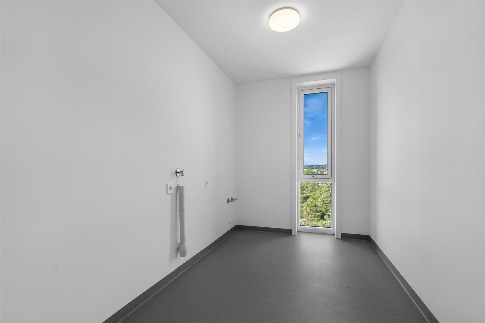 Separat vaskerom med lagringsplass og mulighet for ekstra dusj Galleribilde