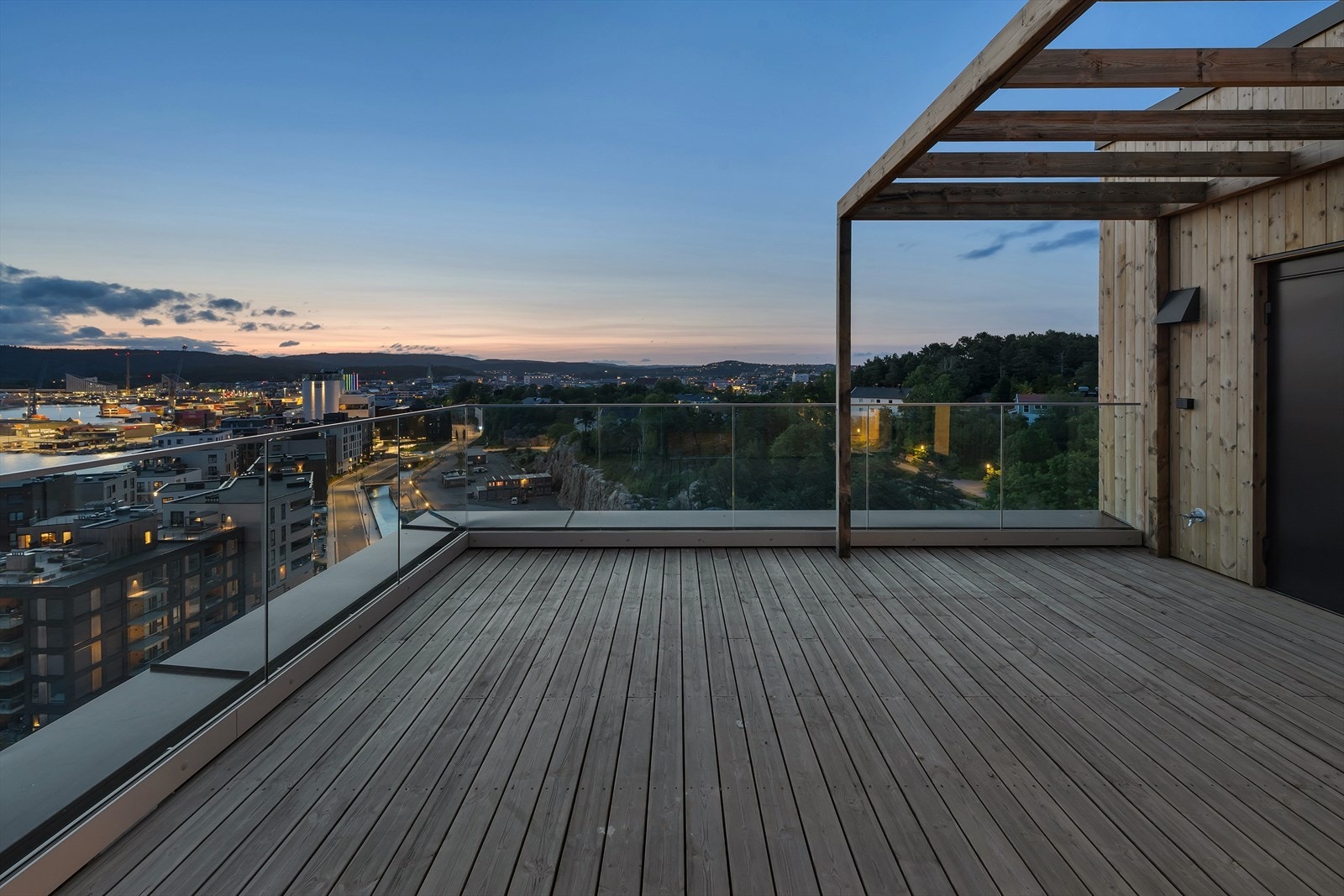 Terrassen er hele 27.7 kvm Galleribilde